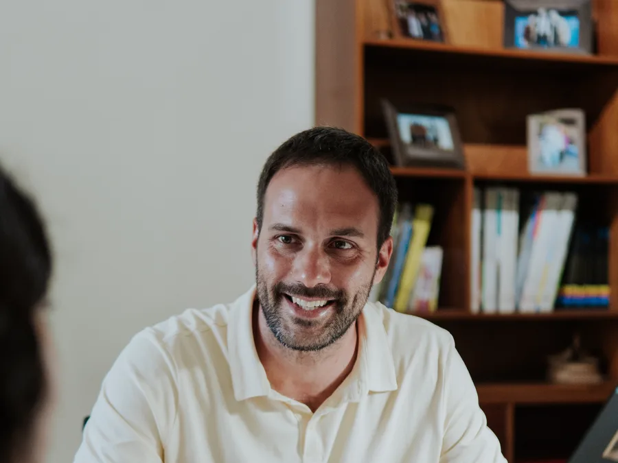 Federico Pickelny, arquitecto, en reunión con un cliente