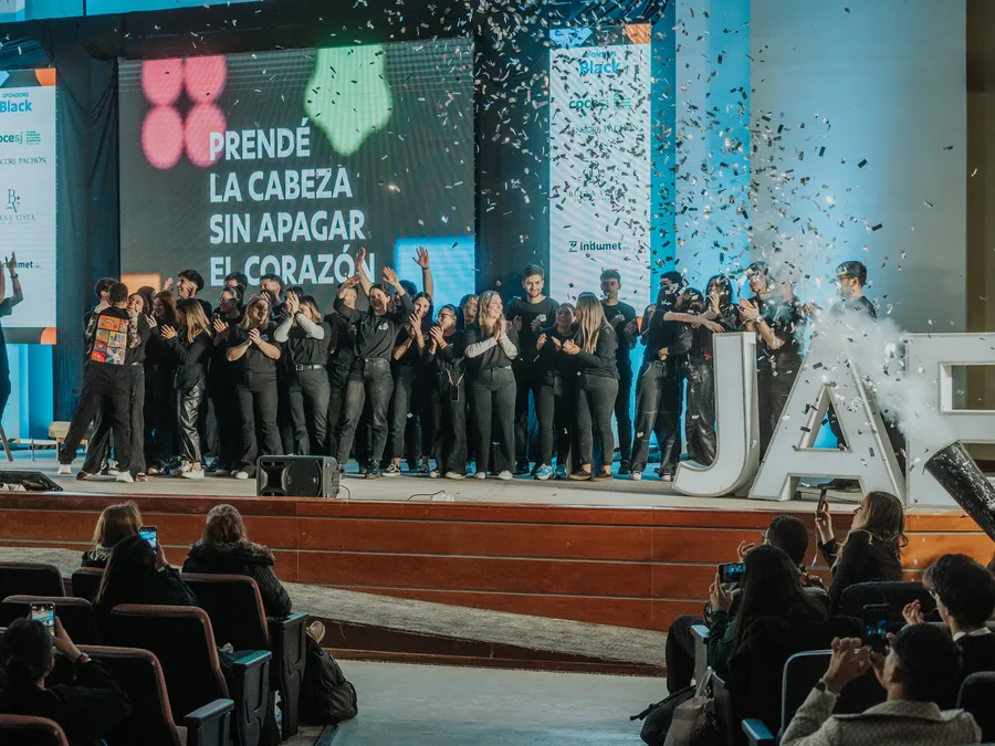 Escenario de la jornada JAE con el equipo celebrando