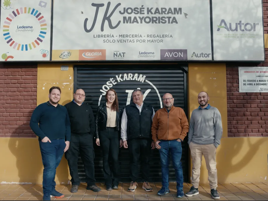 Equipo de José Karam Mayorista frente al local